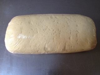 6、香酥油条,用保鲜膜包裹起来放入冰箱冷藏2小时以上（我一般都放一宿，第二天早上炸）