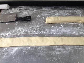 8、香酥油条,取其中一条拉抻成长条