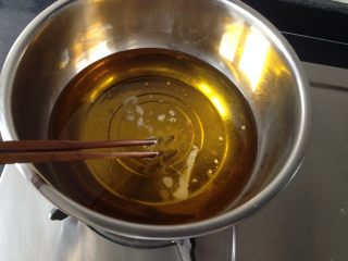 11、香酥油条,倒入较多的菜籽油，中火将有烧热，把筷子放入油中，会冒出许多泡泡即可炸制