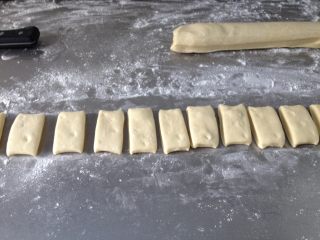 9、香酥油条,切成2指宽的小条