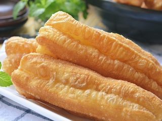 13、香酥油条,炸至金黄便可捞出，趁热食用非常酥嫩香脆哦