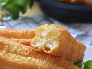 14、香酥油条,外皮酥脆，里面松软非常好吃