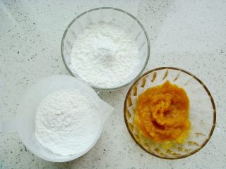 2、雅韵黄梅,准备好糯米粉和澄粉，南瓜去皮，用筷子搅拌成泥。（南瓜泥有甜度，豆沙馅也很甜，所以就没有再放糖）