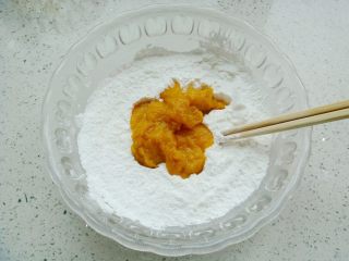 3、雅韵黄梅,糯米粉与澄粉混合，倒入南瓜泥。（不同品种的南瓜泥含水量有差异，先不要倒太多，根据面团情况酌情添加）