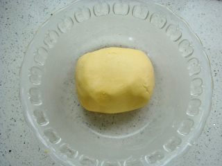 4、雅韵黄梅,先用筷子搅拌几下，和成面团。