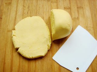 5、雅韵黄梅,切下一半按扁。