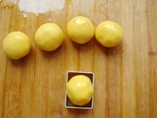 10、雅韵黄梅,利用虎口向上推，包好封口向下，放入抹油的饼干模具中。