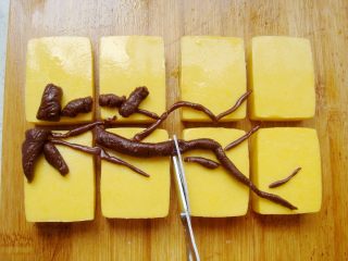 15、雅韵黄梅,然后摆放，相连处用剪刀剪开。搓细长条摆放做小树枝。