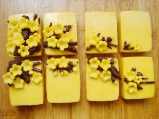 17、雅韵黄梅,把花朵摆放到树枝上。用可可面团包一米粒大小的黄面团做腊梅小花苞。放入抹油的盘子里，上锅蒸8分钟即可。