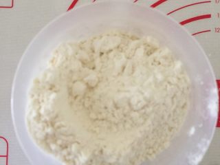 1、九寸披萨,秤好150g面粉,倒在揉面垫上