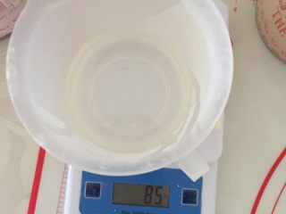 6、九寸披萨,10g油+75g水,混在一起到的