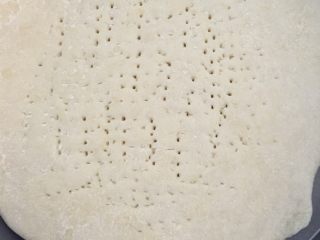 7、九寸披萨,把面揉好后包上保鲜膜放在烤箱,上下60度,功能选择发酵,发酵四十分钟。