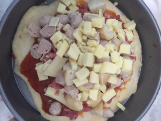 11、九寸披萨,撒上适量芝士,放上洋葱青椒(我们不吃没放),每铺一层撒上适量芝士