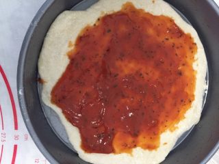 10、九寸披萨,铺上适量披萨酱
