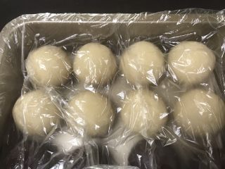 4、广式巧克力莲蓉月饼,莲蓉馅分成每个43克搓圆