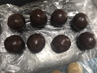 7、广式巧克力莲蓉月饼,依次全部做完