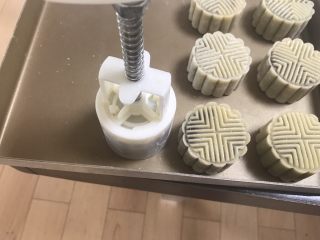 9、广式巧克力莲蓉月饼,把月饼推在烤盘上