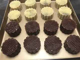 13、广式巧克力莲蓉月饼,刷好蛋液是不是很漂亮