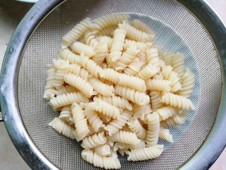 4、时蔬炒意粉,煮好的意面，捞起滤干水分，备用，也可加适量橄榄油搅拌一下