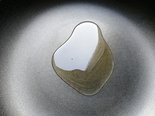 5、时蔬炒意粉,锅里放适量的油