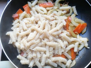 9、时蔬炒意粉,加入煮熟的意面