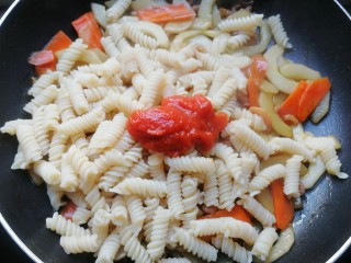 10、时蔬炒意粉,加入自制的披萨酱，继续翻炒，入味即可