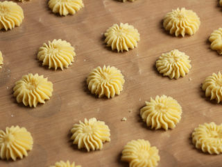 8、黄油曲奇,烤箱预热170度，中层烤20分钟左右。时间和温度要根据自家烤箱的脾气来调整，这里提供的温度和时间仅供参考，最后几分钟注意上色。。