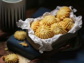 9、黄油曲奇,曲奇烤完放烤架上冷却，不食用就放入密封盒子存贮。美味又好看的黄油曲奇就完成了，好香好酥！