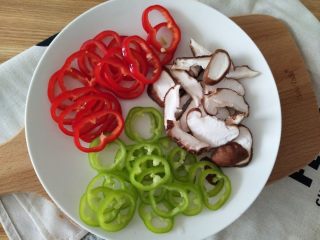 5、薄脆辣牛披萨,青椒,红椒和香菇切好炒一下弄干水分