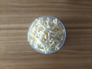 10、薄脆辣牛披萨,准备好马苏里拉芝士