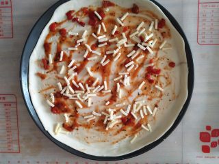 11、薄脆辣牛披萨,铺少许芝士