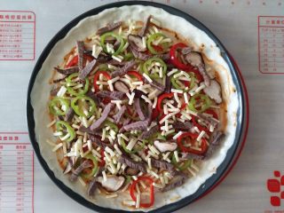 12、薄脆辣牛披萨,铺一层菜铺一层芝士铺一层肉铺一层芝士