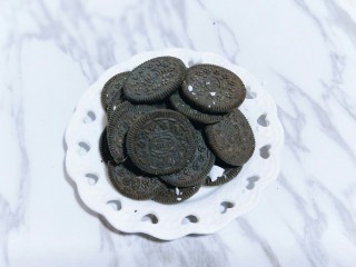 1、奥利奥雪花酥,奥利奥饼干去掉夹心。