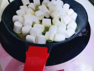 5、奥利奥雪花酥,放入原味棉花糖。(全程最小火)