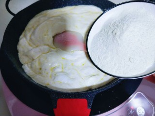 7、奥利奥雪花酥,加入奶粉,关掉电磁炉。