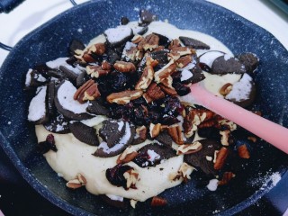 9、奥利奥雪花酥,加入奥利奥饼干碎,核桃仁,蔓越莓干,(坚果可以根据个人喜欢放,家里人不喜欢太多坚果,所以我就放了这几样。)