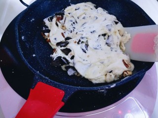 10、奥利奥雪花酥,快速翻炒使棉花糖包裹住食材,如图。(也可以戴上一次性手套来混合均匀)