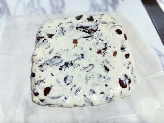 11、奥利奥雪花酥,放入方盘中,之后压实。