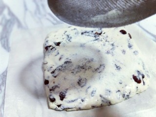 12、奥利奥雪花酥,再用细筛撒一本层奶粉。