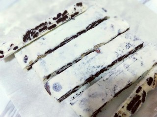 13、奥利奥雪花酥,待稍微定型后即可切,先切出长条状。