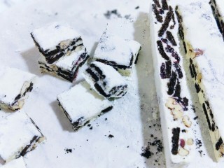 14、奥利奥雪花酥,之后再切出自己想要的小块。