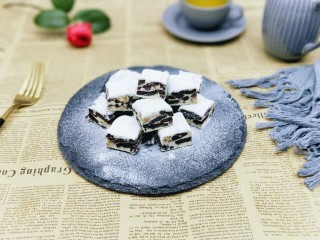 15、奥利奥雪花酥,放器具中,再筛上一层奶粉。美美的拍照喽~