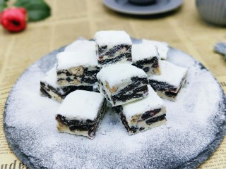 16、奥利奥雪花酥,近看,奥利奥饼干没有像硬一点的饼干做出来的那么酥硬,但是想对比我还是比较喜欢奥利奥饼干口味的。