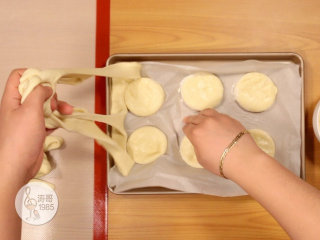 7、金枪鱼披萨，味道鲜美，馅料十足,小披萨都切好后慢慢拿掉多余的面，动作要轻，避免粘在一起