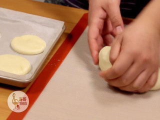 8、金枪鱼披萨，味道鲜美，馅料十足,先把多出来的披萨底揉成团