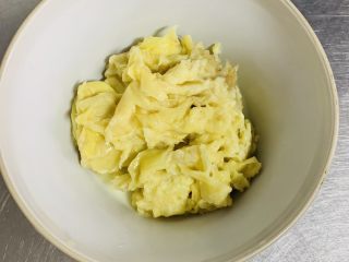 2、榴莲披萨????,将榴莲核去掉，捣碎备用。