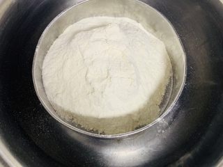 3、榴莲披萨????,两种面粉过筛