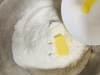 4、榴莲披萨????,面粉中加入软化好黄油。
