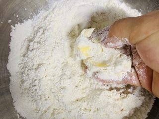 5、榴莲披萨????,用手将黄油、面粉搓成沙粒状