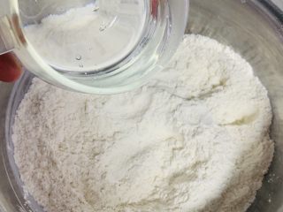 7、榴莲披萨????,用温水搅拌成絮状揉成面团